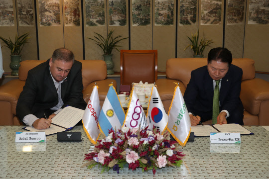 지난 28일 농협중앙회 본관에서 김병원 농협중앙회장(오른쪽)과 아리엘 구아코 아르헨티나협동조합연합 회장이 업무협약을 체결하고 있다.   농협중앙회 제공